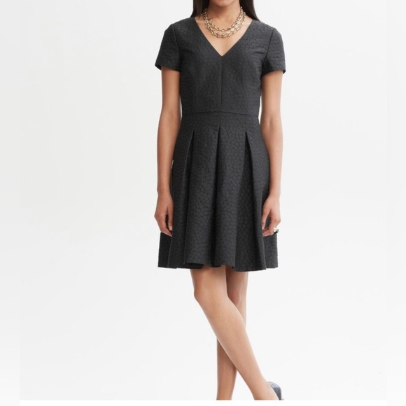 Banana Republic Dresses & Skirts - NWT Banana Republic Women’s Black Embossed A Line Dress w/ pockets - Size 8